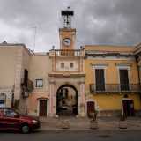 Arriviamo quindi davanti all�arco d�ingresso del centro storico, all�incrocio con Piazza Roma